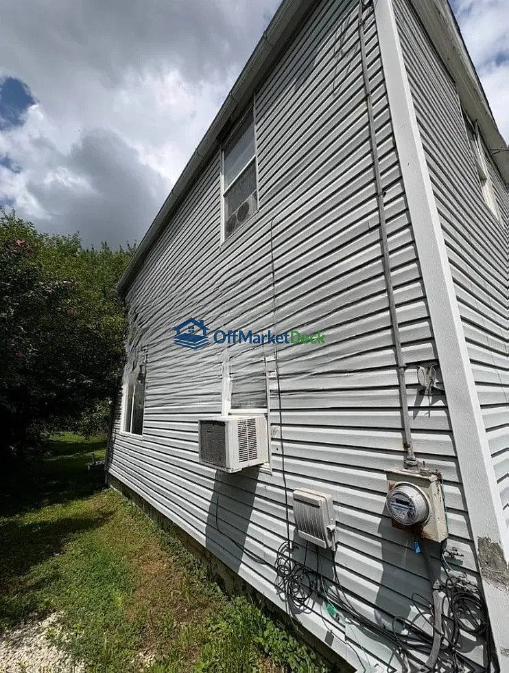 Off-market house in Akron, Ohio — 1 bed, 1 bath, $35,000 — photo 2 of 8