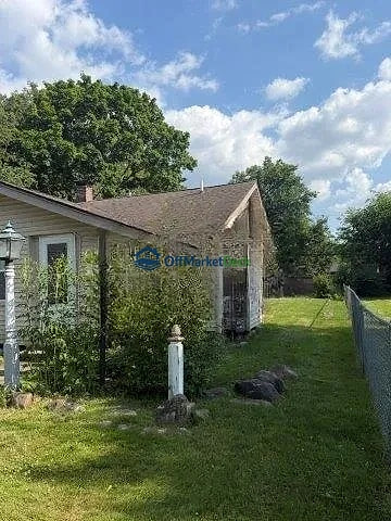 Off-market house in South Euclid, Ohio — 2 beds, 1 bath, $135,000 — photo 4 of 8