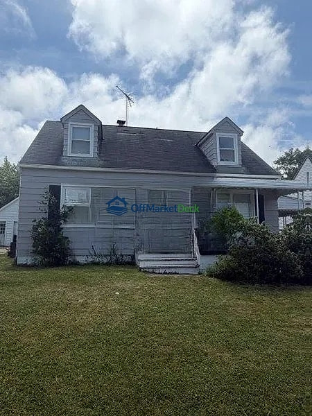 Off-market house in Euclid, Ohio — 2 beds, 1 bath, $134,900 — photo 2 of 8