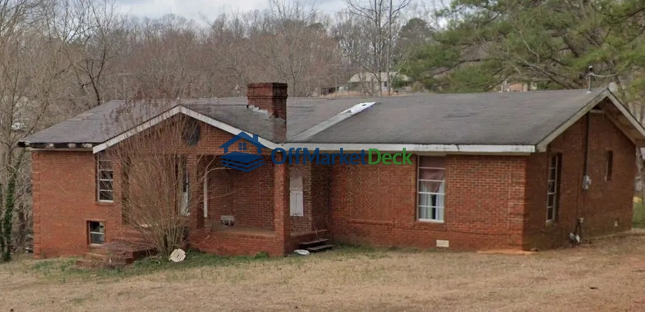 Off-market house in Guntersville, Alabama — 5 beds, 2 baths, $130,000