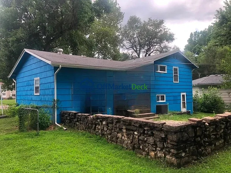 Off-market house in Shawnee, Kansas — 3 beds, 2 baths, $254,900 — photo 5 of 8
