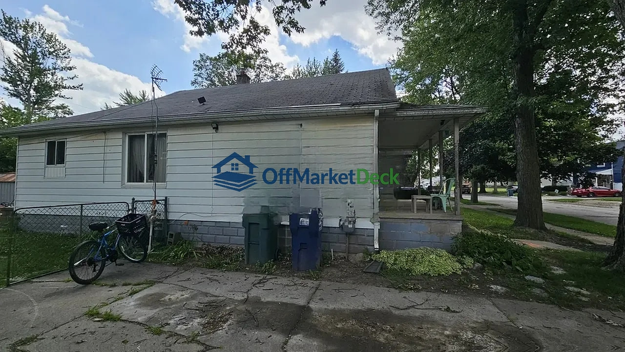 Off-market house in Lincoln Park, Michigan — 2 beds, 1 bath, $74,900 — photo 2 of 8