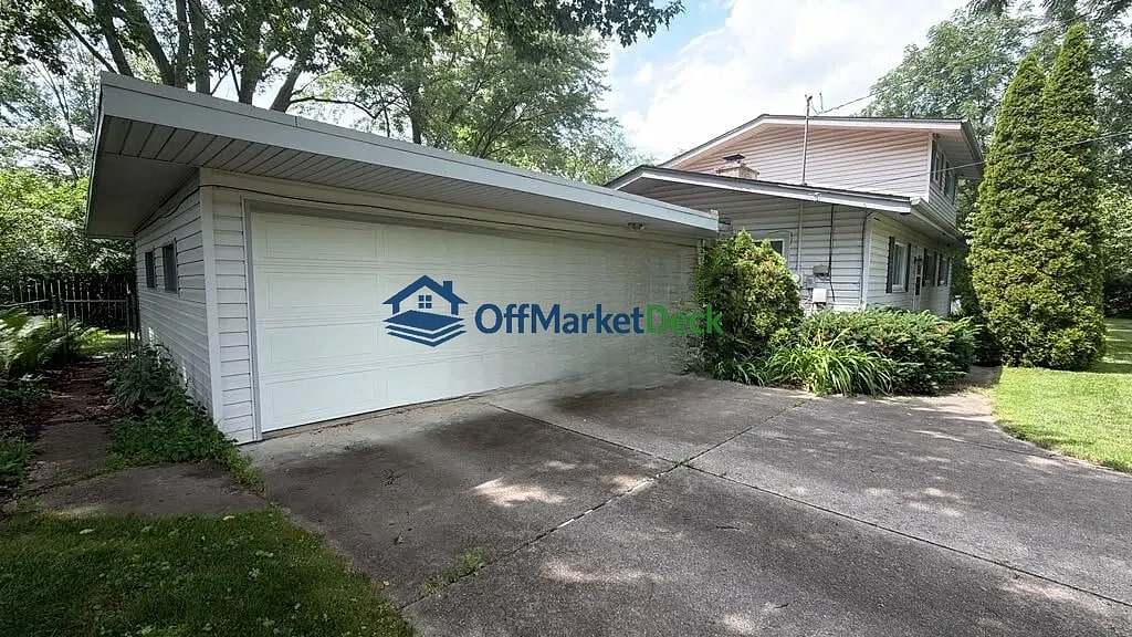 Off-market house in Troy, Michigan — 3 beds, 3 baths, $294,900 — photo 3 of 8