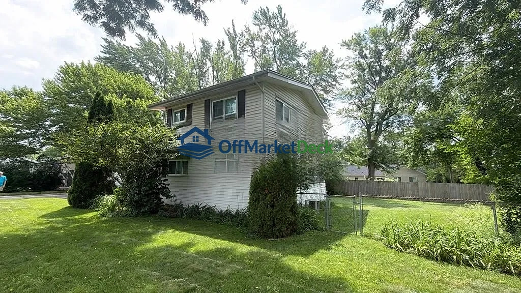 Off-market house in Troy, Michigan — 3 beds, 3 baths, $294,900 — photo 2 of 8