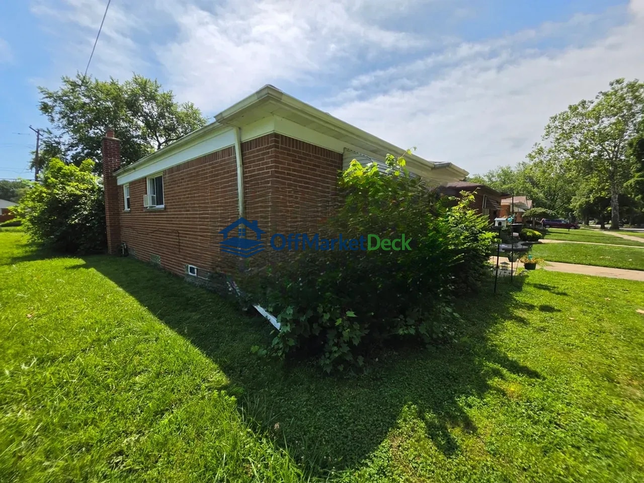 Off-market house in Dearborn Heights, Michigan — 3 beds, 1 bath, $116,900 — photo 3 of 8