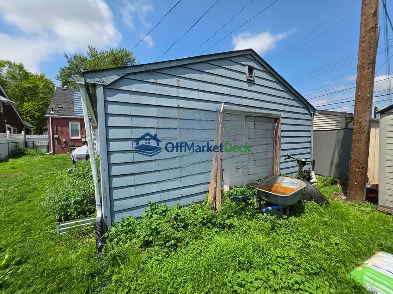 Off-market house in Allen Park, Michigan — 3 beds, 2 baths, $174,900 — photo 4 of 8