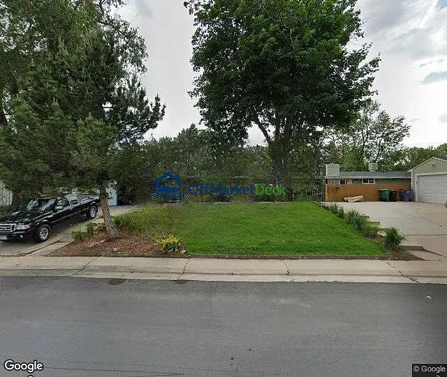 Off-market house in Denver, Colorado — 3 beds, 1 bath, $369,000 - Blurred background Image