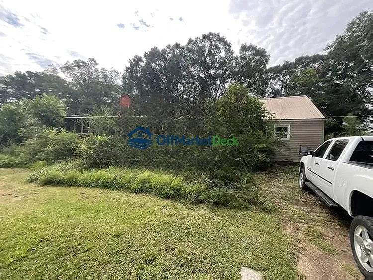 Off-market house in Clanton, Alabama — 3 beds, 2 baths, $65,000 — photo 2 of 8