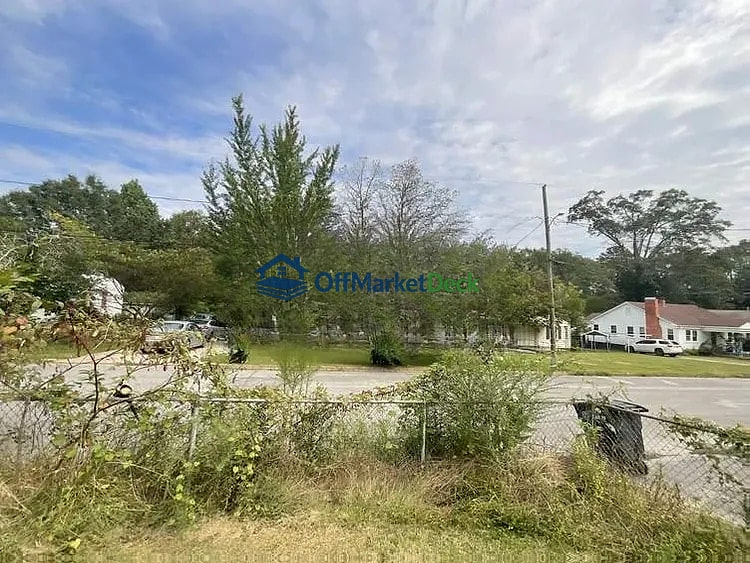 Off-market house in Clanton, Alabama — 3 beds, 2 baths, $65,000 — photo 3 of 8