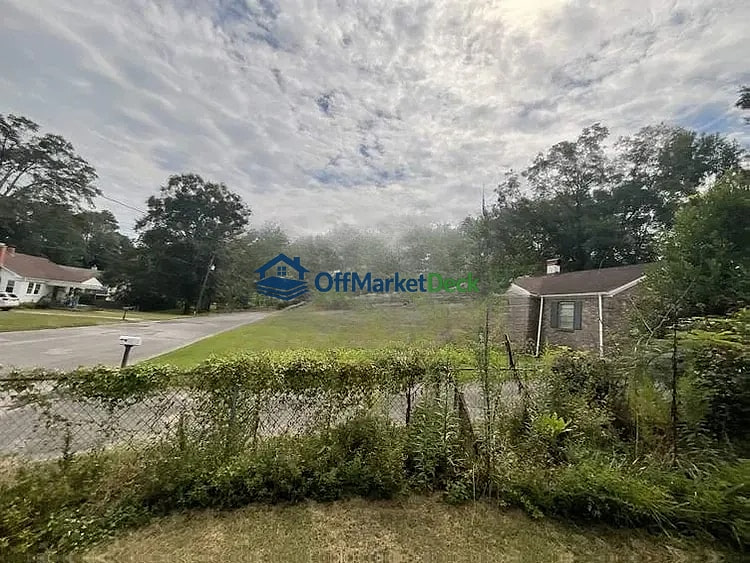 Off-market house in Clanton, Alabama — 3 beds, 2 baths, $65,000 — photo 5 of 8