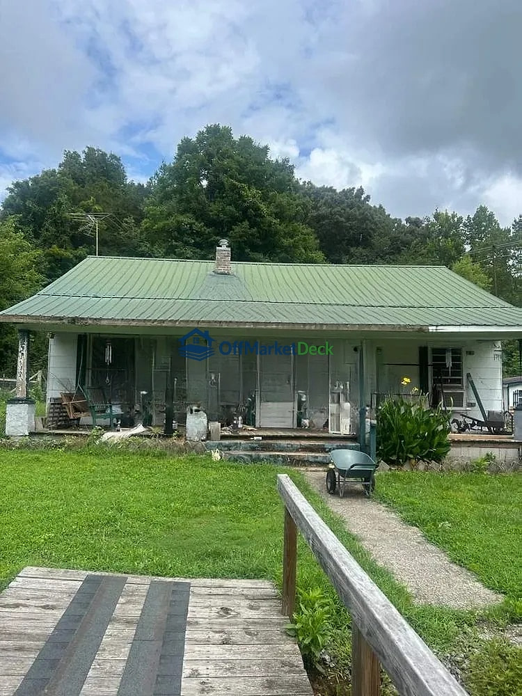 Off-market house in Athens, Tennessee — 2 beds, 1 bath, $123,347 — photo 2 of 8