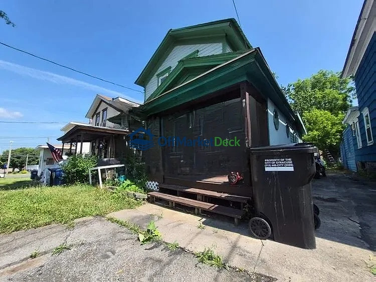 Off-market house in Syracuse, New York — 3 beds, 1 bath, $72,200 — photo 3 of 8