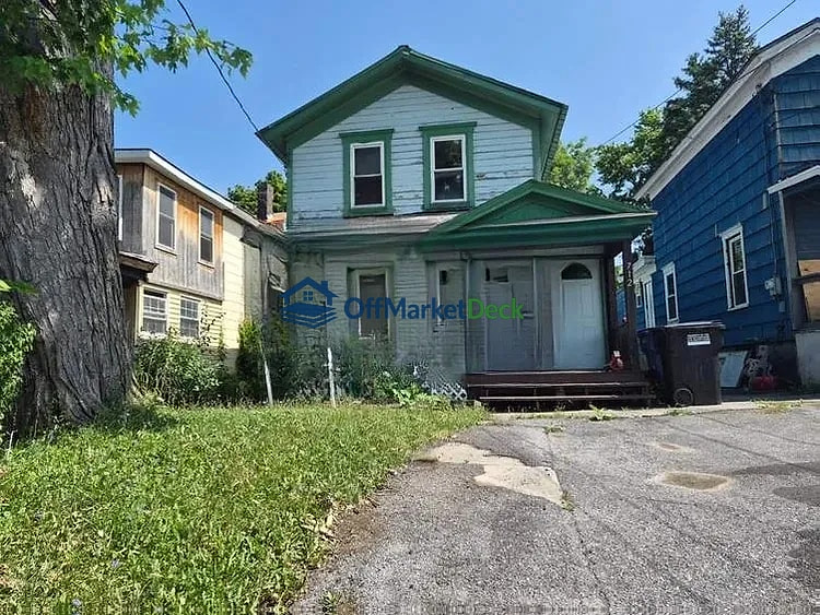 Off-market house in Syracuse, New York — 3 beds, 1 bath, $72,200 — photo 2 of 8