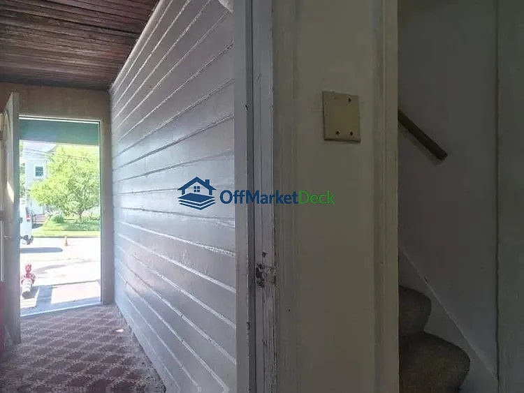 Off-market house in Syracuse, New York — 3 beds, 1 bath, $72,200 — photo 6 of 8