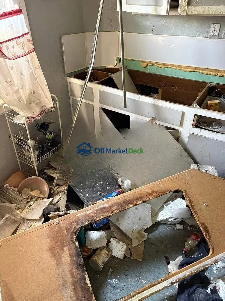 Off-market house in Toledo, Ohio — 3 beds, 1 bath, $18,485 — photo 7 of 8
