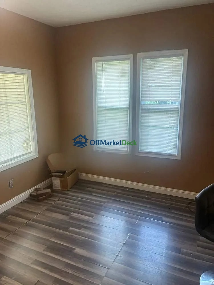 Off-market house in Louisville, Kentucky — 2 beds, 1 bath, $48,862 — photo 4 of 8