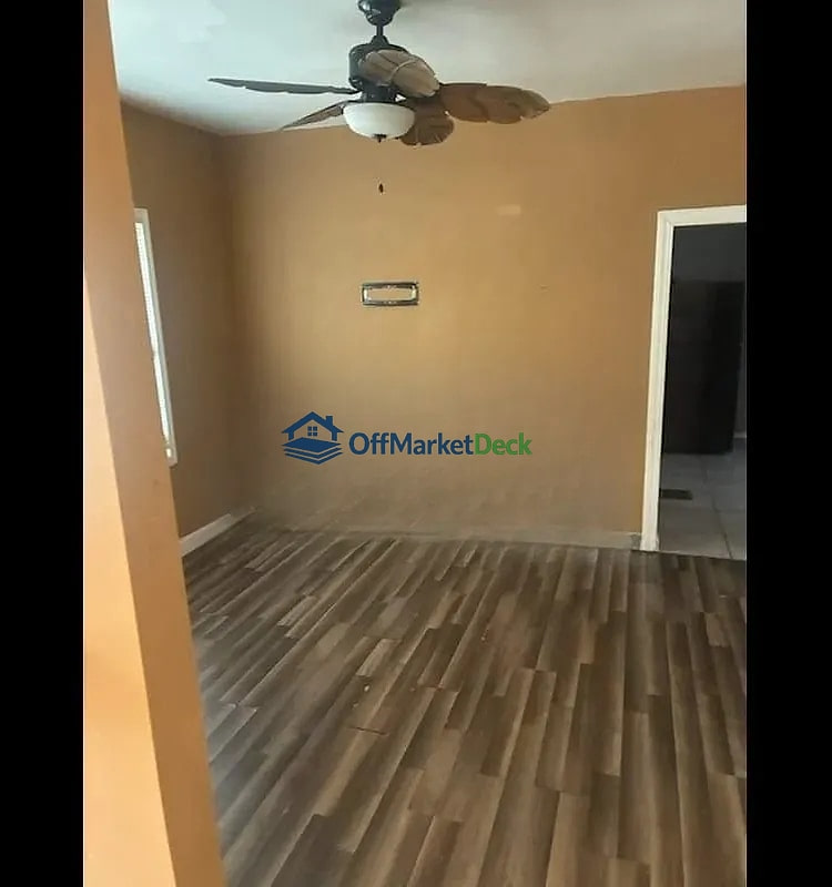 Off-market house in Louisville, Kentucky — 2 beds, 1 bath, $48,862 — photo 3 of 8