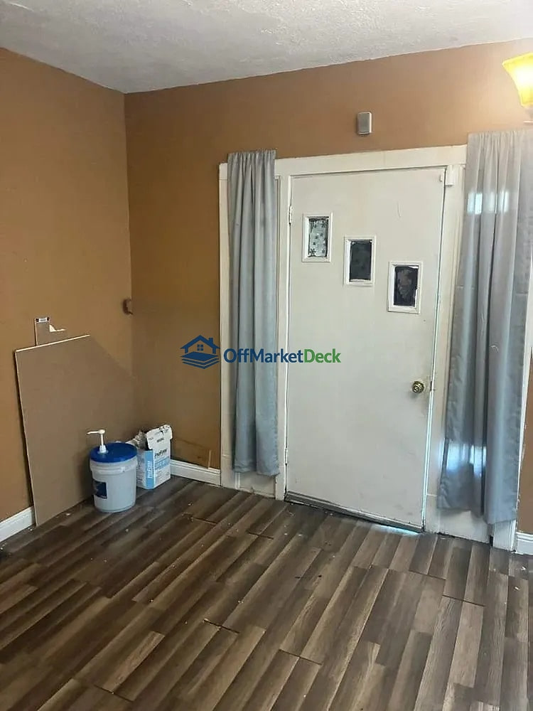 Off-market house in Louisville, Kentucky — 2 beds, 1 bath, $48,862 — photo 2 of 8