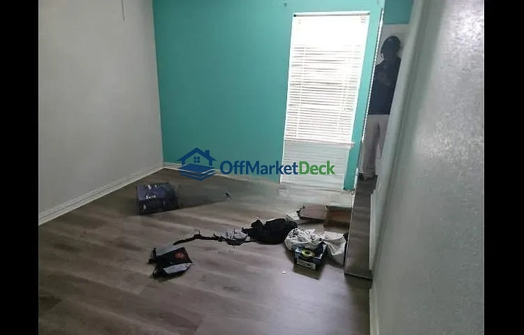 Off-market house in Dallas, Texas — 4 beds, 2.5 baths, $188,000 — photo 3 of 8
