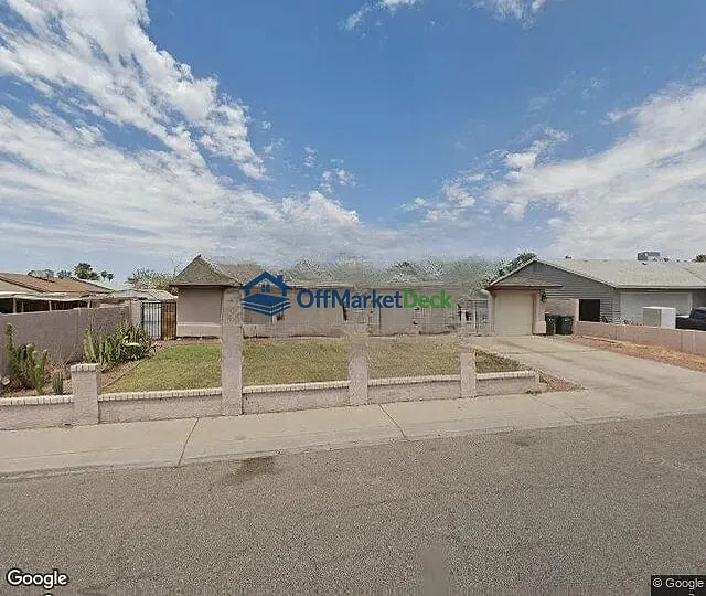 Off-market house in Phoenix, Arizona — 4 beds, 2 baths, $289,999 — photo 2 of 3