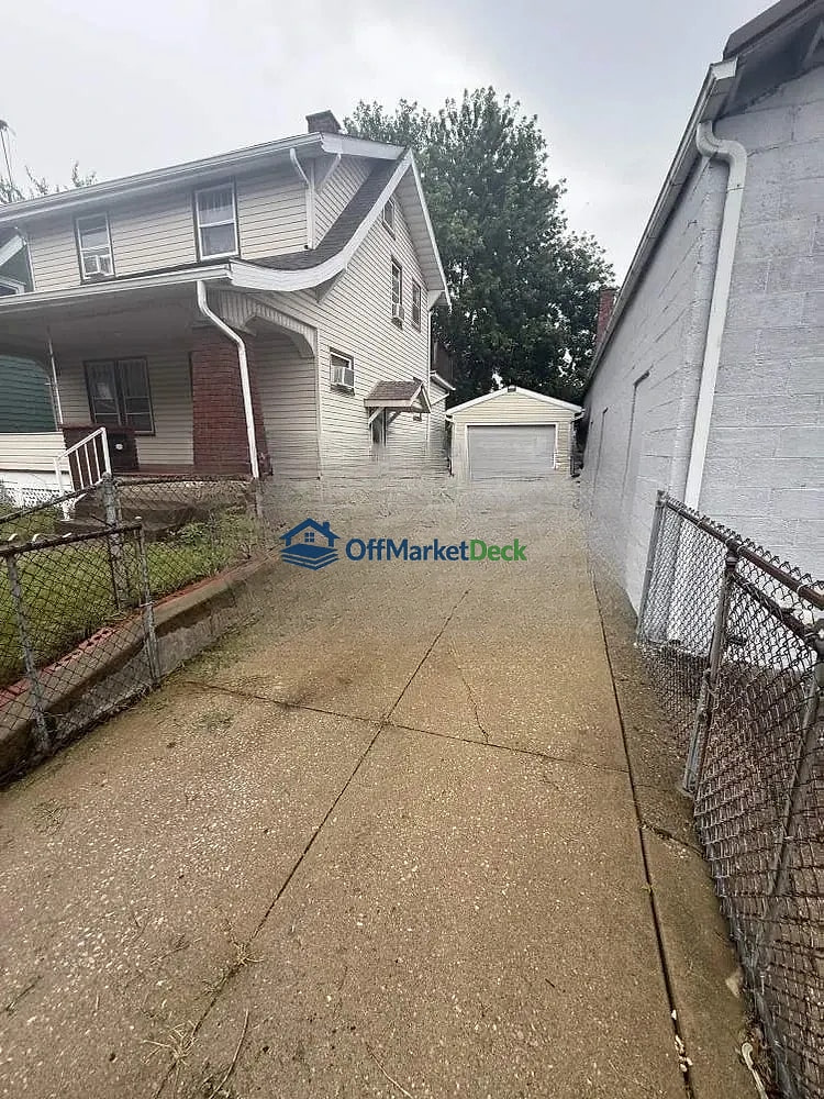 Off-market house in Canton, Ohio — 2 beds, 2 baths, $62,000 — photo 5 of 8