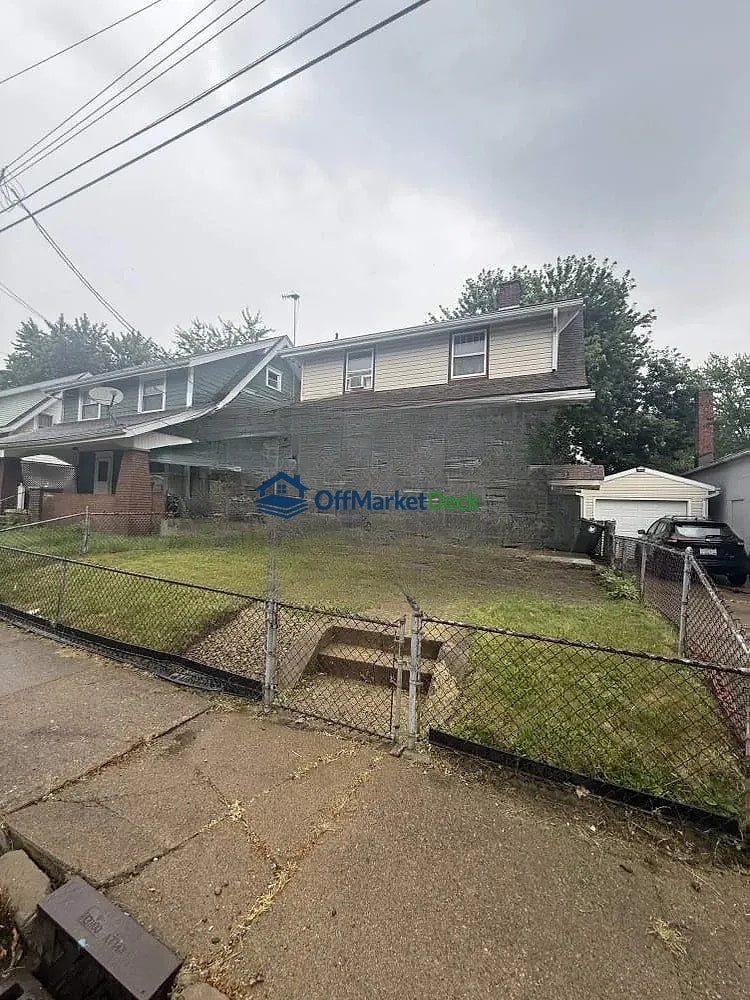 Off-market house in Canton, Ohio — 2 beds, 2 baths, $62,000 — photo 2 of 8