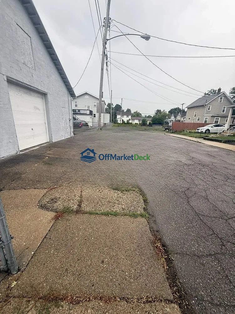 Off-market house in Canton, Ohio — 2 beds, 2 baths, $62,000 — photo 6 of 8