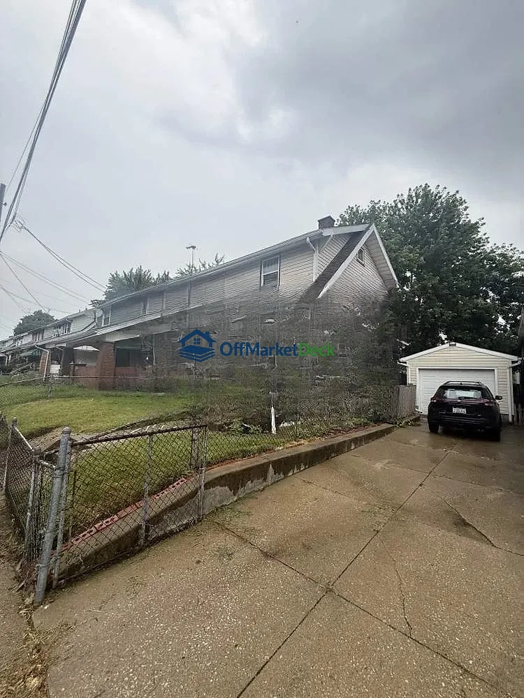 Off-market house in Canton, Ohio — 2 beds, 2 baths, $62,000 — photo 4 of 8