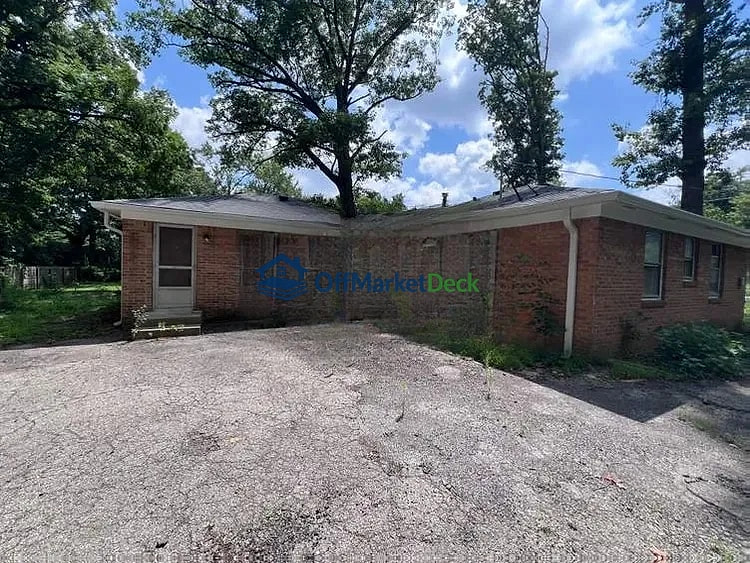 Off-market house in Warren Park, Indiana — 3 beds, 2 baths, $135,000 — photo 5 of 8