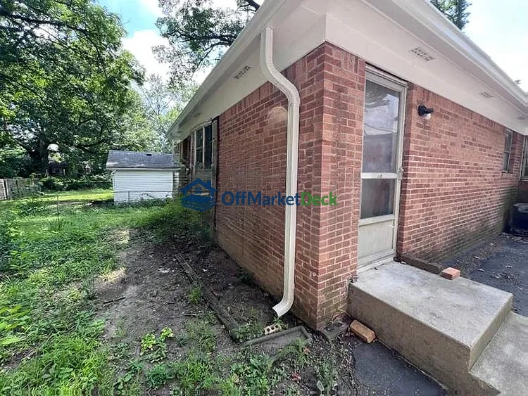 Off-market house in Warren Park, Indiana — 3 beds, 2 baths, $135,000 — photo 6 of 8