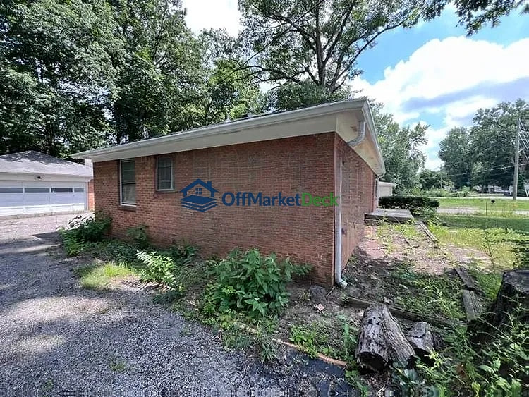 Off-market house in Warren Park, Indiana — 3 beds, 2 baths, $135,000 — photo 2 of 8
