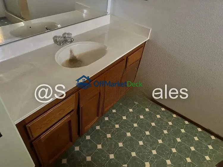 Off-market house in Sacramento, California — 4 beds, 2 baths, $375,000 — photo 4 of 8