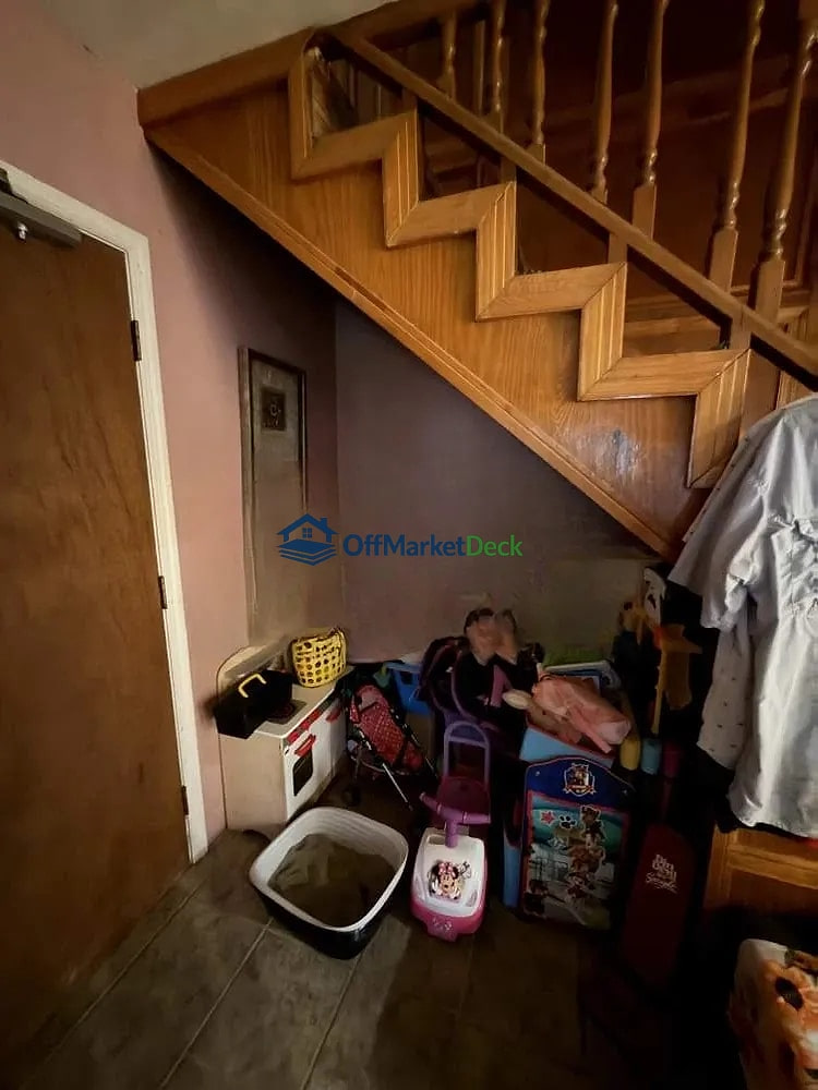 Off-market house in Houston, Texas — 4 beds, 2 baths, $250,000 — photo 6 of 8