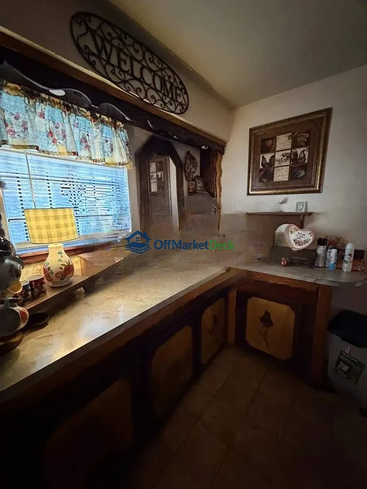 Off-market house in Houston, Texas — 4 beds, 2 baths, $250,000 — photo 3 of 8