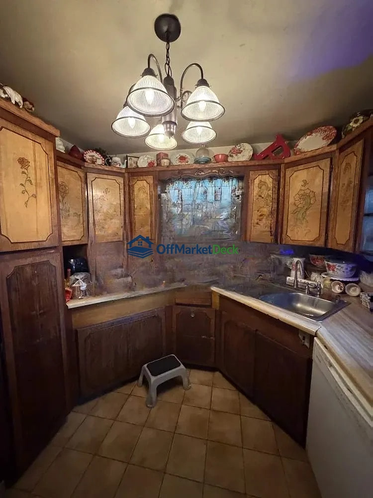 Off-market house in Houston, Texas — 4 beds, 2 baths, $250,000 — photo 2 of 8
