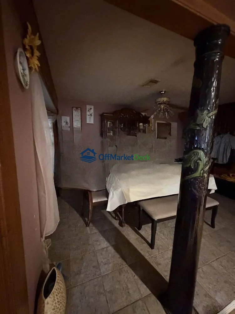 Off-market house in Houston, Texas — 4 beds, 2 baths, $250,000 — photo 4 of 8