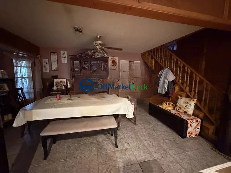 Off-market house in Houston, Texas — 4 beds, 2 baths, $250,000 — photo 5 of 8