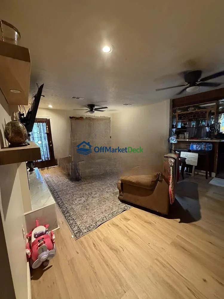 Off-market house in Houston, Texas — 4 beds, 2 baths, $250,000 — photo 7 of 8