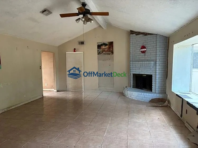 Off-market house in Crosby, Texas — 3 beds, 2 baths, $129,990 — photo 5 of 8