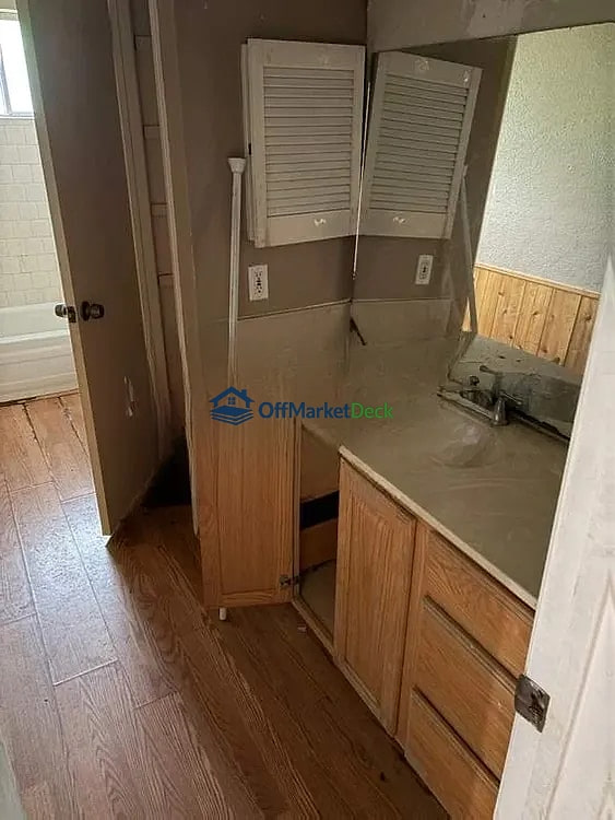 Off-market house in Crosby, Texas — 3 beds, 2 baths, $129,990 — photo 8 of 8