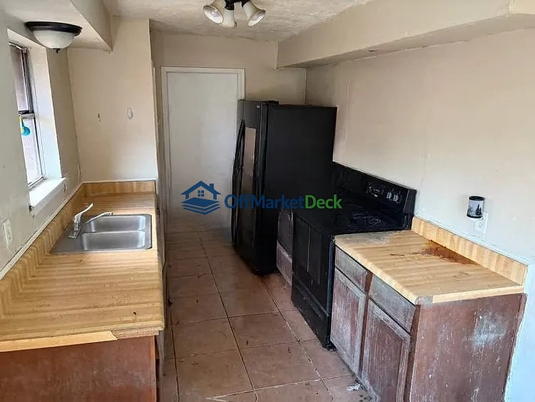 Off-market house in Crosby, Texas — 3 beds, 2 baths, $129,990 — photo 4 of 8