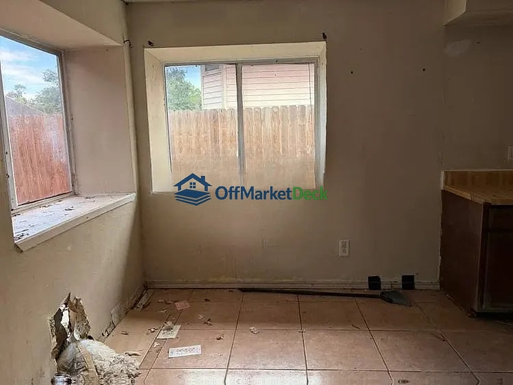 Off-market house in Crosby, Texas — 3 beds, 2 baths, $129,990 — photo 3 of 8