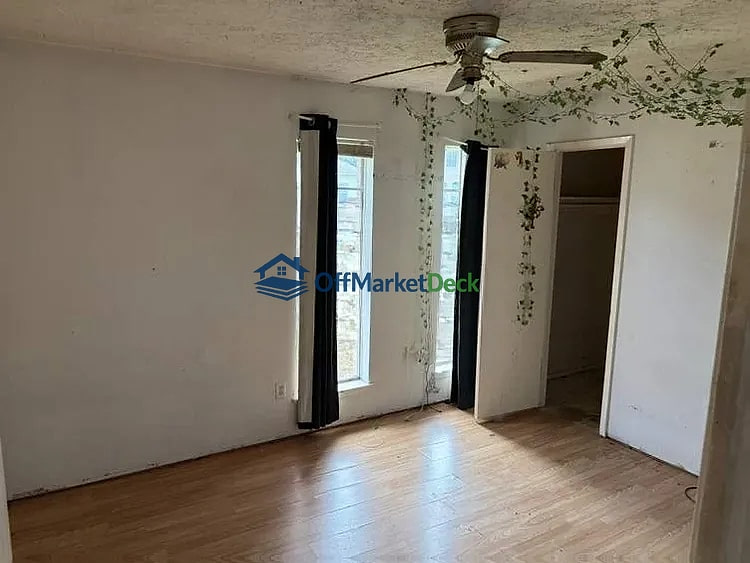 Off-market house in Crosby, Texas — 3 beds, 2 baths, $129,990 — photo 6 of 8