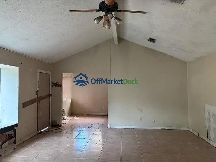 Off-market house in Crosby, Texas — 3 beds, 2 baths, $129,990 — photo 2 of 8