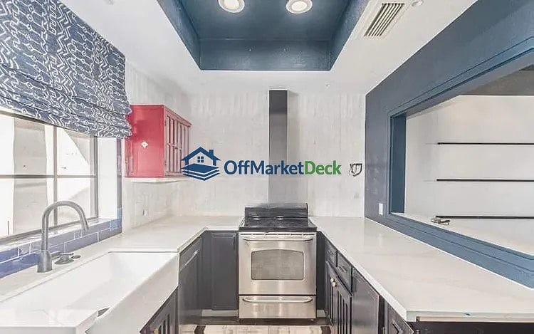 Off-market house in Phoenix, Arizona — 2 beds, 2 baths, $469,990 — photo 7 of 8