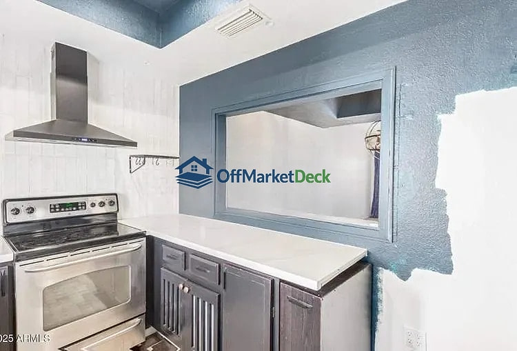 Off-market house in Phoenix, Arizona — 2 beds, 2 baths, $469,990 — photo 8 of 8