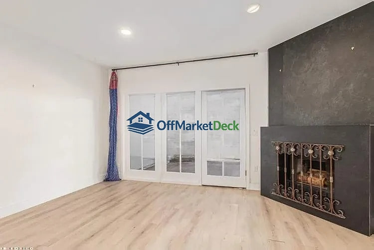 Off-market house in Phoenix, Arizona — 2 beds, 2 baths, $469,990 — photo 4 of 8