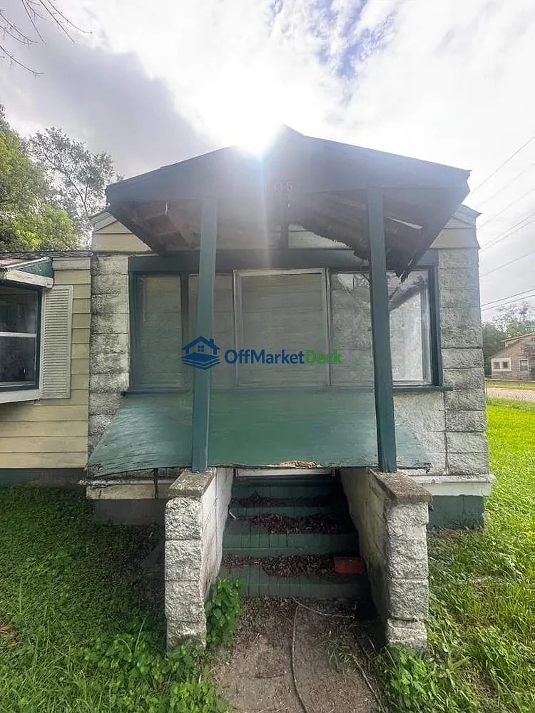 Off-market house in Mobile, Alabama — 2 beds, 1 bath, $45,400 — photo 6 of 8
