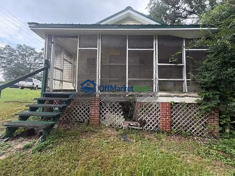 Off-market house in Sylacauga, Alabama — 2 beds, 1 bath, $60,150 — photo 3 of 8