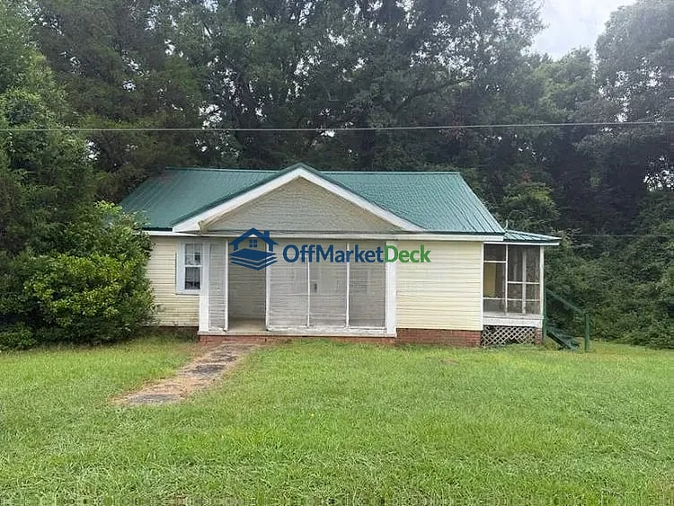 Off-market house in Sylacauga, Alabama — 2 beds, 1 bath, $60,150 — photo 2 of 8